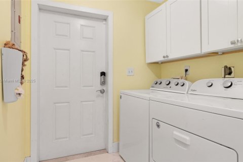 Купить виллу или дом в Корал-Гейблс, Флорида 3 спальни, 124.3м2, № 1889894 - фото 19