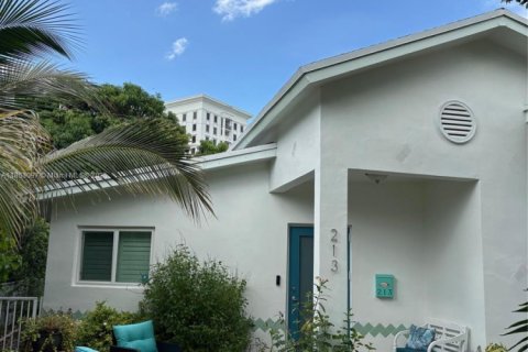 Купить виллу или дом в Корал-Гейблс, Флорида 3 спальни, 124.3м2, № 1889894 - фото 1