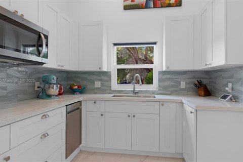 Купить виллу или дом в Корал-Гейблс, Флорида 3 спальни, 124.3м2, № 1889894 - фото 9