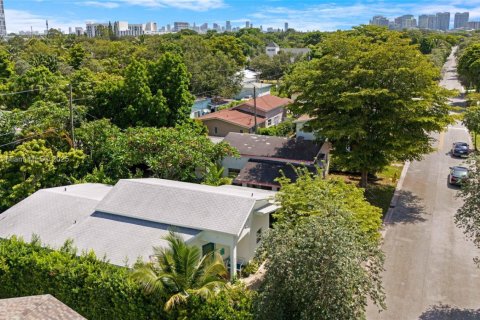 Купить виллу или дом в Корал-Гейблс, Флорида 3 спальни, 124.3м2, № 1889894 - фото 24