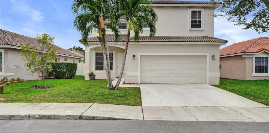 Дом в Пемброк-Пайнс, Флорида 3 спальни, 207.26м2 № 1991104