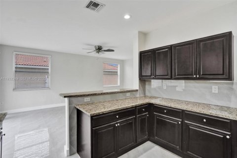 Купить виллу или дом в Пемброк-Пайнс, Флорида 3 спальни, 207.26м2, № 1991104 - фото 11