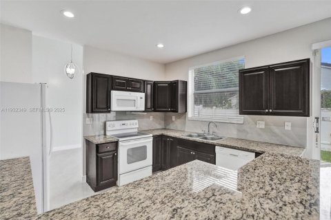 Купить виллу или дом в Пемброк-Пайнс, Флорида 3 спальни, 207.26м2, № 1991104 - фото 10