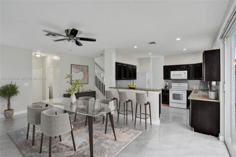 Купить виллу или дом в Пемброк-Пайнс, Флорида 3 спальни, 207.26м2, № 1991104 - фото 6