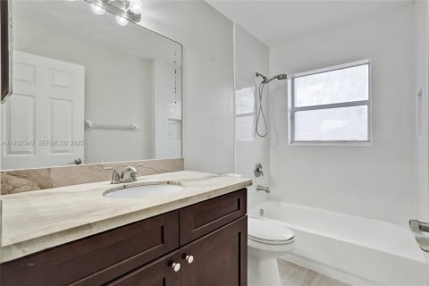 Купить виллу или дом в Пемброк-Пайнс, Флорида 3 спальни, 207.26м2, № 1991104 - фото 21