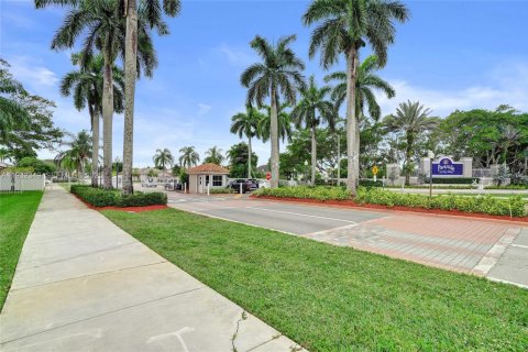 Купить виллу или дом в Пемброк-Пайнс, Флорида 3 спальни, 207.26м2, № 1991104 - фото 30