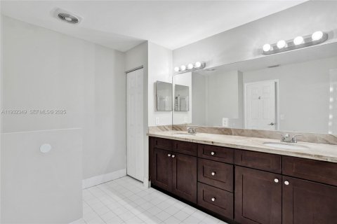 Купить виллу или дом в Пемброк-Пайнс, Флорида 3 спальни, 207.26м2, № 1991104 - фото 22