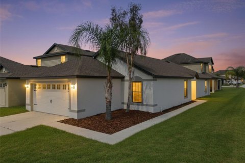 House in Lakeland, Florida 3 bedrooms, 154.03 sq.m. № 2217309