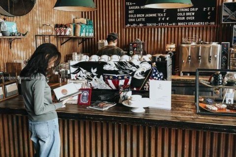 Propiedad comercial en venta en Hallandale Beach, Florida № 1941941 - foto 1