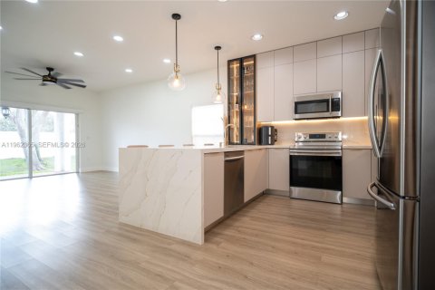 Villa ou maison à vendre à Miramar, Floride: 4 chambres, 174.47 m2 № 2027047 - photo 4