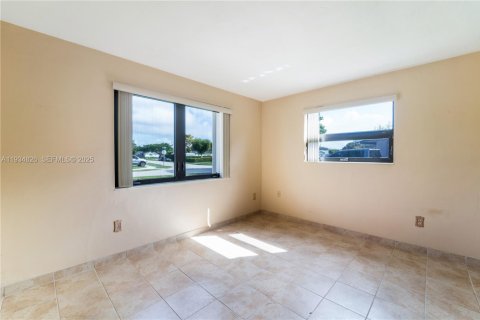 Casa en venta en Miami, Florida, 4 dormitorios, 165.83 m2 № 1993518 - foto 7