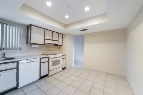 Casa en venta en Miami, Florida, 4 dormitorios, 165.83 m2 № 1993518 - foto 1