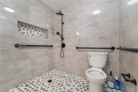 Casa en venta en Miami, Florida, 4 dormitorios, 165.83 m2 № 1993518 - foto 13