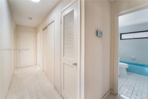 Casa en venta en Miami, Florida, 4 dormitorios, 165.83 m2 № 1993518 - foto 2