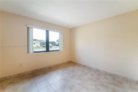 Casa en venta en Miami, Florida, 4 dormitorios, 165.83 m2 № 1993518 - foto 5