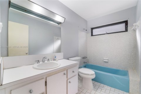 Casa en venta en Miami, Florida, 4 dormitorios, 165.83 m2 № 1993518 - foto 4