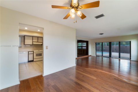 Casa en venta en Miami, Florida, 4 dormitorios, 165.83 m2 № 1993518 - foto 22