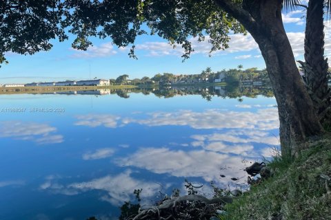 Condo in Miami, Florida, 2 bedrooms  № 2063270 - photo 27