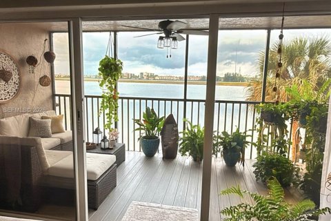 Condo in Miami, Florida, 2 bedrooms  № 2063270 - photo 9