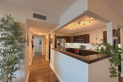 Condo in Miami, Florida, 2 bedrooms  № 2063270 - photo 19