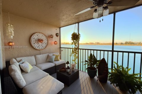 Condo in Miami, Florida, 2 bedrooms  № 2063270 - photo 11