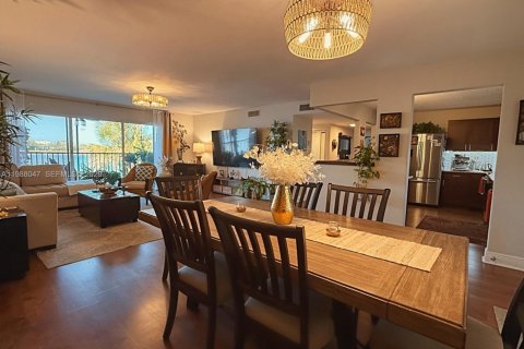 Condo in Miami, Florida, 2 bedrooms  № 2063270 - photo 6