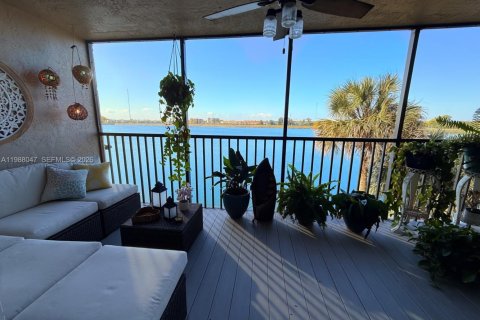 Condo in Miami, Florida, 2 bedrooms  № 2063270 - photo 13