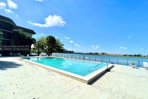 Condo in Miami, Florida, 2 bedrooms  № 2063270 - photo 29