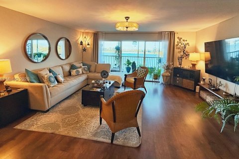 Condo in Miami, Florida, 2 bedrooms  № 2063270 - photo 4