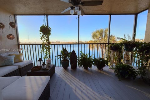 Condo in Miami, Florida, 2 bedrooms  № 2063270 - photo 10