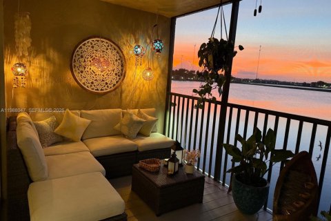 Condo in Miami, Florida, 2 bedrooms  № 2063270 - photo 2