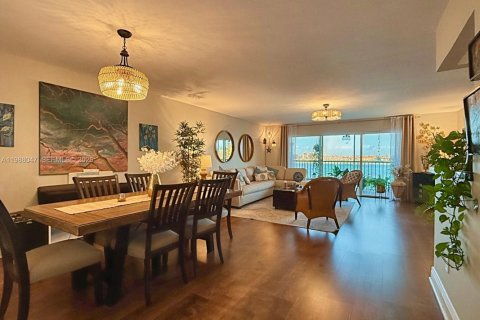 Condo in Miami, Florida, 2 bedrooms  № 2063270 - photo 3