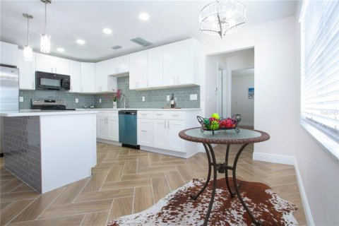 Condo in Sun City Center, Florida, 1 bedroom  № 1573040 - photo 1
