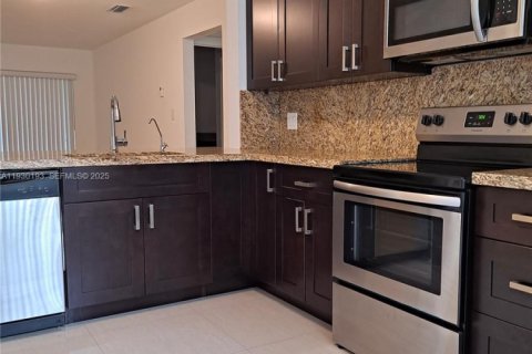 Condominio en venta en Miramar, Florida, 2 dormitorios, 100.71 m2 № 1989014 - foto 1