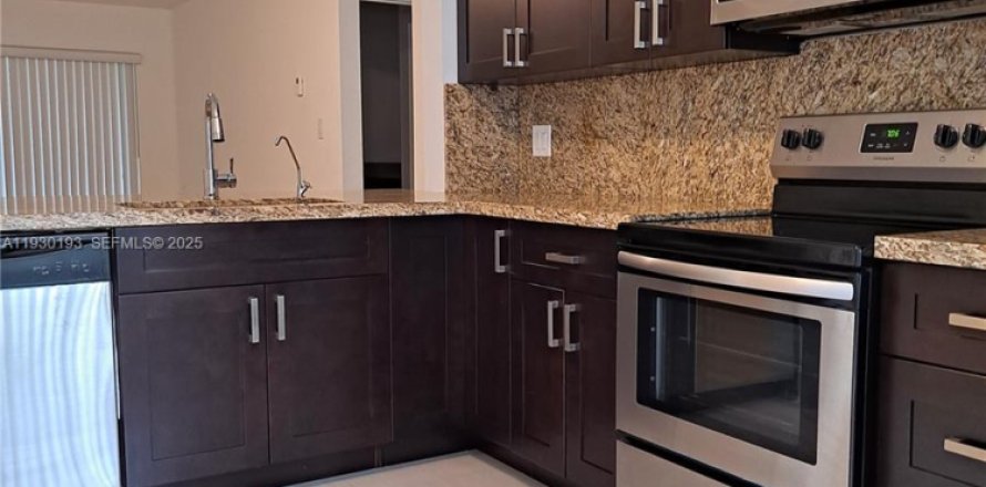 Condominio en Miramar, Florida, 2 dormitorios  № 1989014