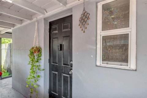 House in Fort Lauderdale, Florida 2 bedrooms, 98.48 sq.m. № 2002853 - photo 2