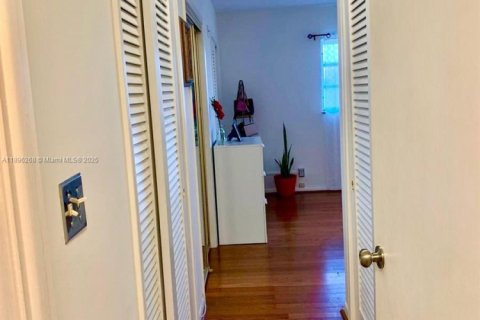 Condo in Hallandale Beach, Florida, 2 bedrooms  № 1948987 - photo 7