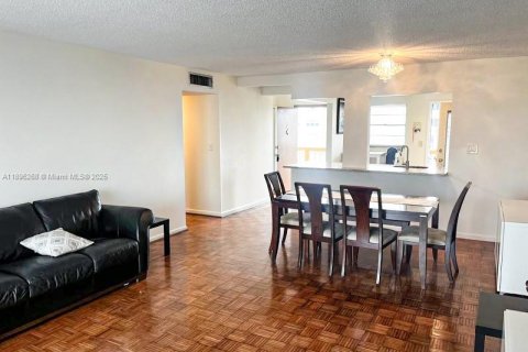Condo in Hallandale Beach, Florida, 2 bedrooms  № 1948987 - photo 2