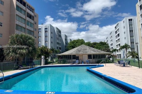 Condo in Hallandale Beach, Florida, 2 bedrooms  № 1948987 - photo 12