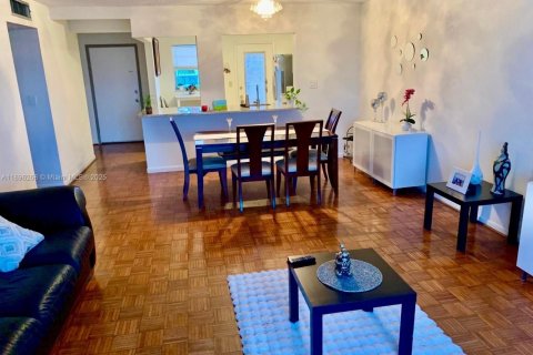 Condo in Hallandale Beach, Florida, 2 bedrooms  № 1948987 - photo 1