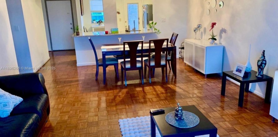 Condo in Hallandale Beach, Florida, 2 bedrooms  № 1948987