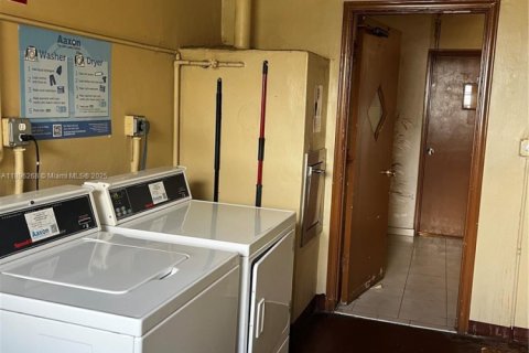 Condo in Hallandale Beach, Florida, 2 bedrooms  № 1948987 - photo 8