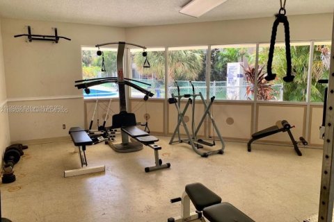Condo in Hallandale Beach, Florida, 2 bedrooms  № 1948987 - photo 11