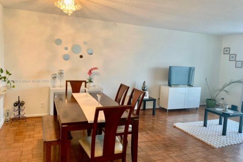Condo in Hallandale Beach, Florida, 2 bedrooms  № 1948987 - photo 4