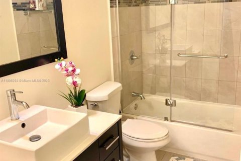 Condo in Hallandale Beach, Florida, 2 bedrooms  № 1948987 - photo 5