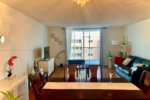 Condo in Hallandale Beach, Florida, 2 bedrooms  № 1948987 - photo 3