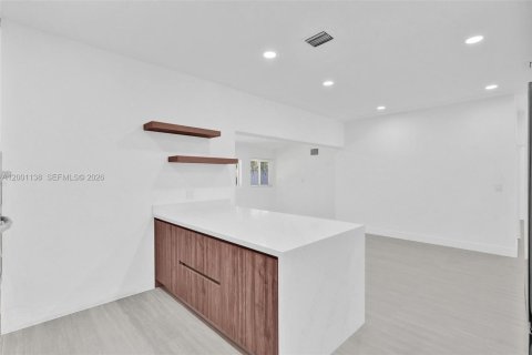 House in Miami, Florida 3 bedrooms, 157 sq.m. № 2065335 - photo 10