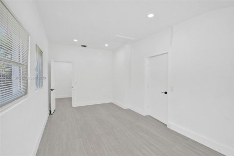 House in Miami, Florida 3 bedrooms, 157 sq.m. № 2065335 - photo 16