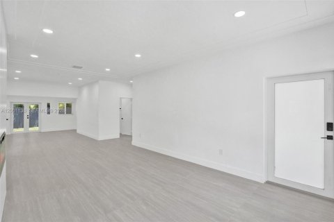 House in Miami, Florida 3 bedrooms, 157 sq.m. № 2065335 - photo 12