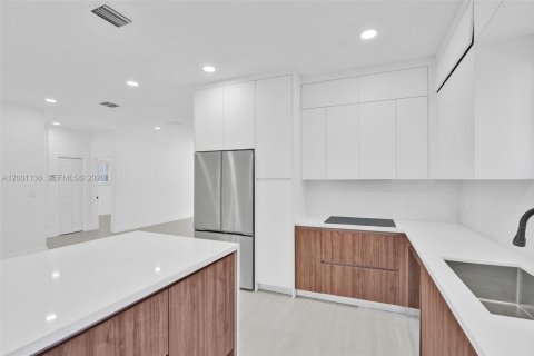 House in Miami, Florida 3 bedrooms, 157 sq.m. № 2065335 - photo 11